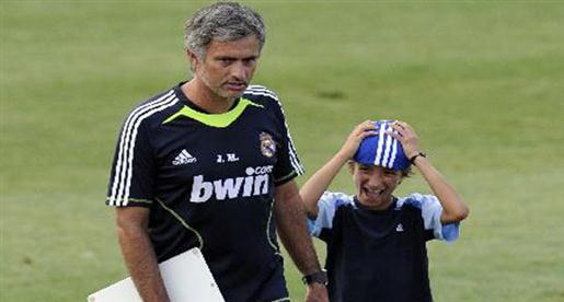 نجل مورينيو  قد يصطدم بوالده في الدوري الإنجليزي مستقبلاً